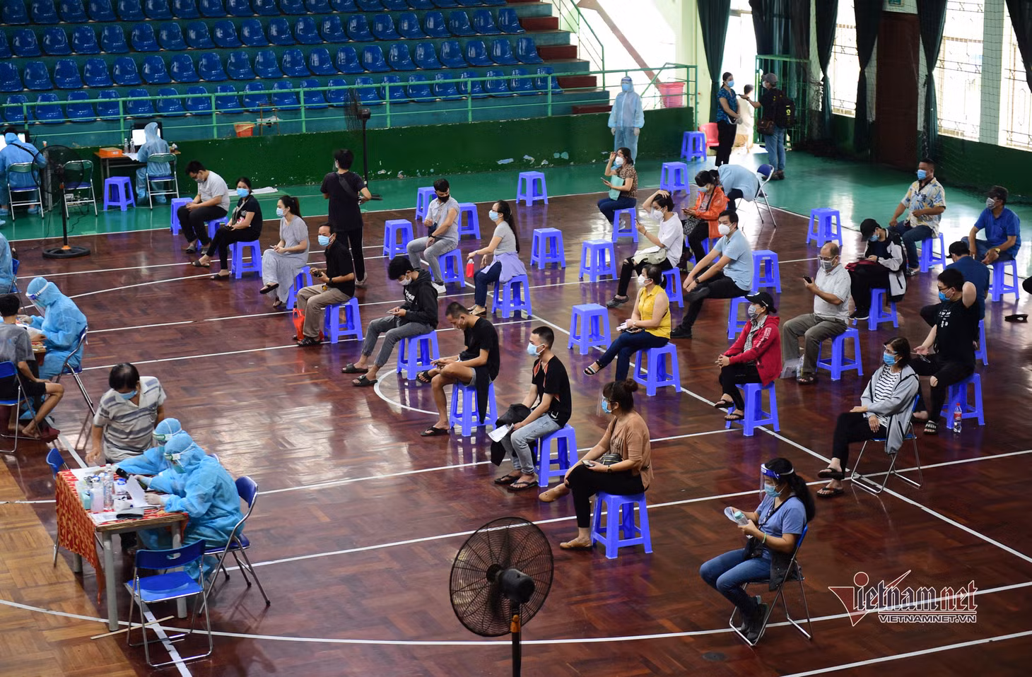 Khu vực đang thực hiện giãn cách, nếu cần xét nghiệm tầm soát cộng đồng thì thực hiện lấy mẫu đại diện gia đình, xét nghiệm mẫu gộp Không tập trung đông khi tiêm vắc xin, chỉ cách người dân tự lấy mẫu xét nghiệm