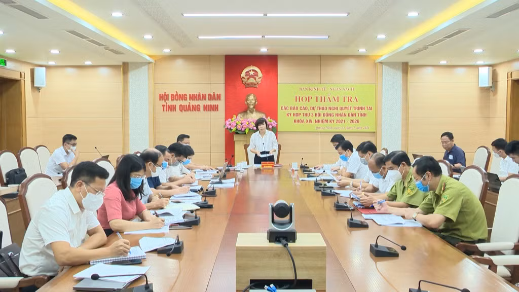 Quang cảnh cuộc họp thẩm tra của Ban Kinh tế - Ngân sách, HĐND tỉnh.