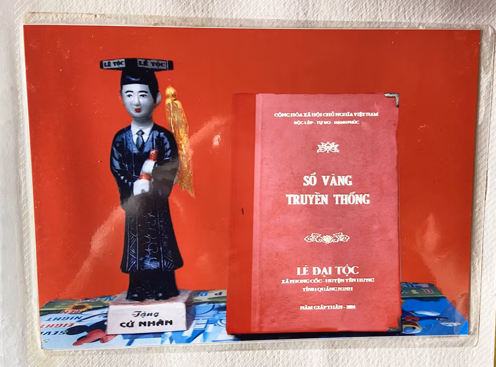 Con cháu dòng họ Lê (phường Phong Cốc, TX Quảng Yên) có thành tích xuất sắc trong học tập, lao động đều được ghi tên, thành tích trong Sổ vàng truyền thống. Ảnh: Nguyễn Huế