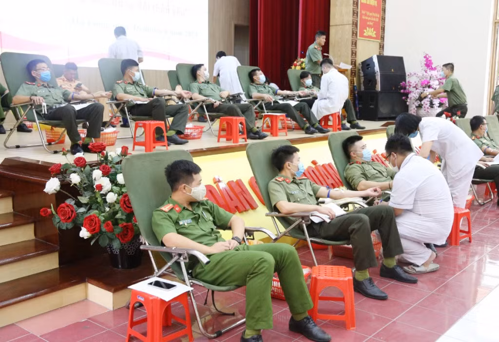 ĐVTN Công an tỉnh tham gia hiến máu tình nguyện.