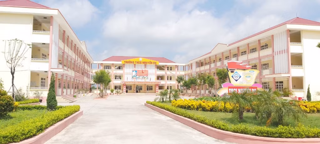 Ngôi trường THCS Nguyên Du mới đáp ứng tốt về cơ sở hạ tầng vật chất cho công tác dạy và học.