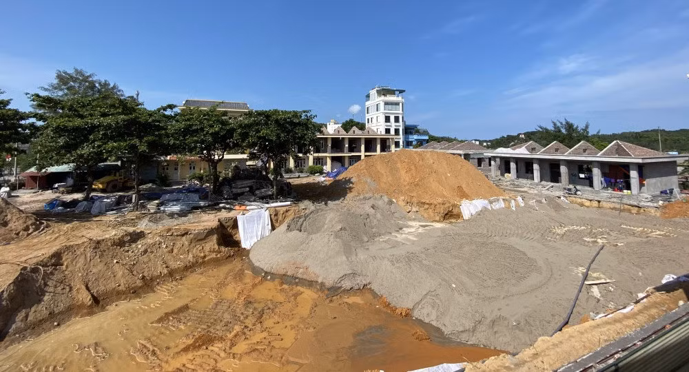 Các em học sinh được hướng dẫn sát khuẩn tay trước khi vào lớp học.