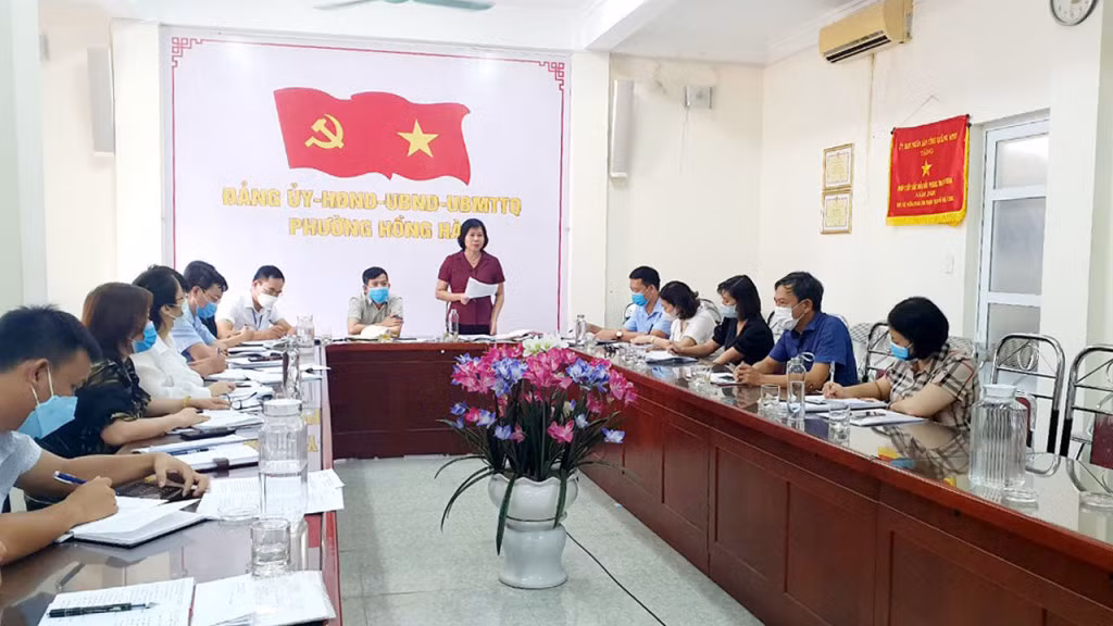 Đồng chí Nguyễn Thị Ngân, Phó Chủ tịch Ủy ban MTTQ tỉnh, đánh giá cao công tác chuẩn bị từ phường đến các khu phố, phường Hồng Hà.