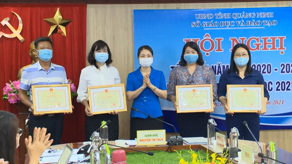 Các tập thể, cá nhân có thành tích xuất sắc trong phong trào thi đua "Đổi mới, sáng tạo trong quản lý, giảng dạy và học tập" năm học 2020-2021 được tặng Bằng khen của Bộ trưởng Bộ GD-ĐT.