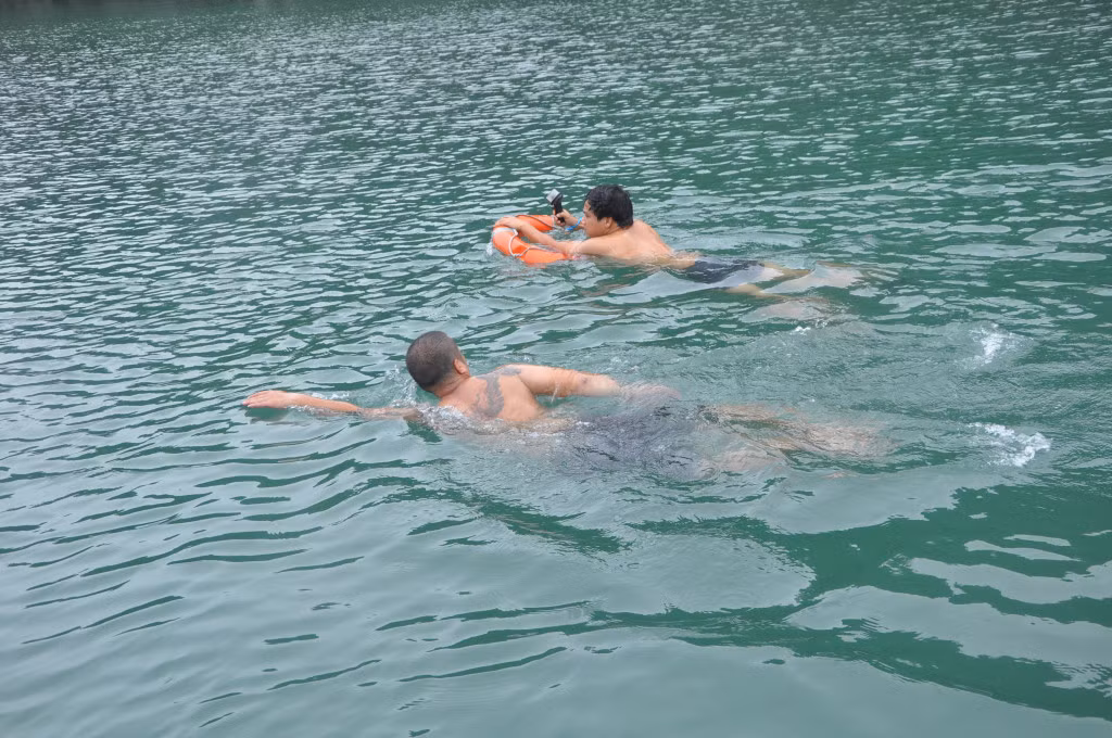 Tác nghiệp trên Vịnh Hạ Long.