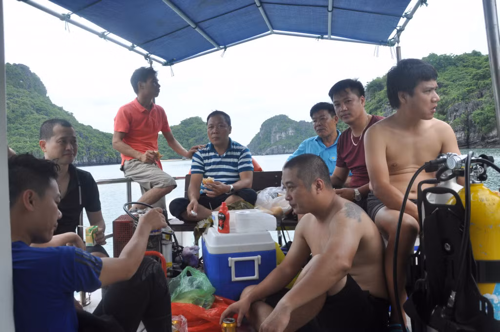 Phút nghỉ ngơi trên tàu giữa những đợt lặn.