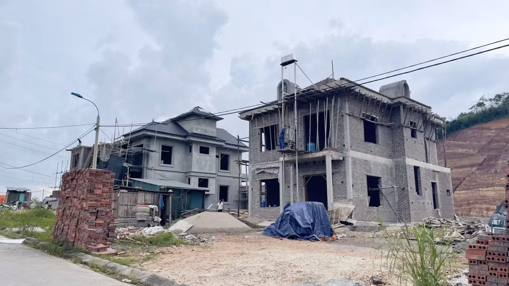 Những ngôi nhà tái định cư cao tầng, hiện đại, khang trang mọc lên san sát ở thôn Bồ Lạy, xã Đoàn Kết (huyện Vân Đồn).