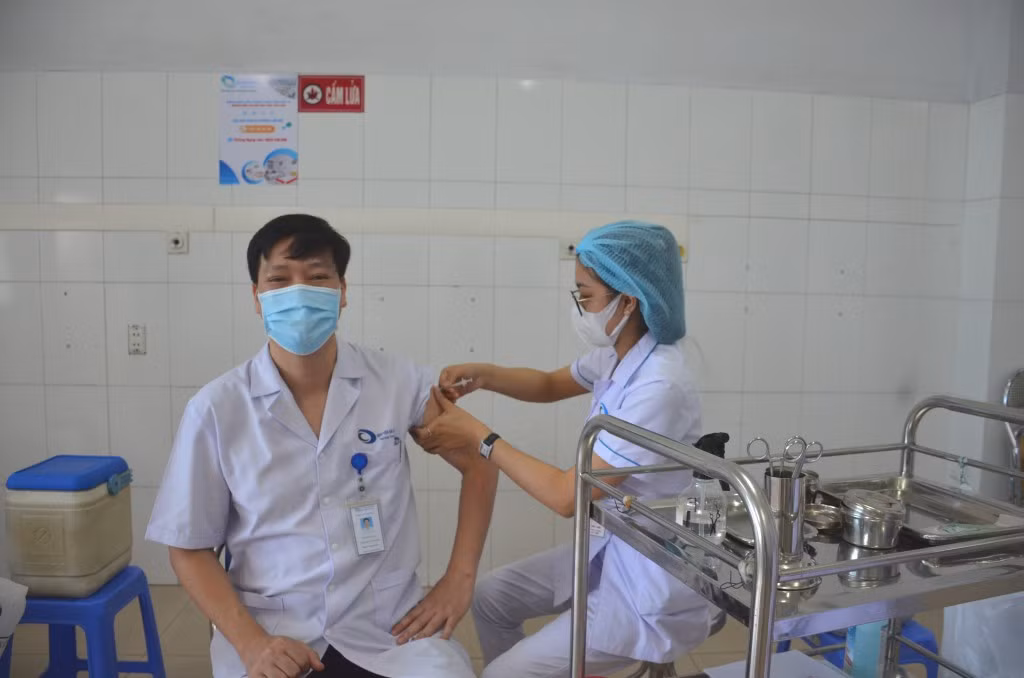 Bác sĩ Nguyễn Văn Dũng, Trưởng khoa Ung bướu 1 (Bệnh viện Bãi Cháy) hoàn thành mũi tiêm thứ 2 vắc-xin phòng Covid-19.