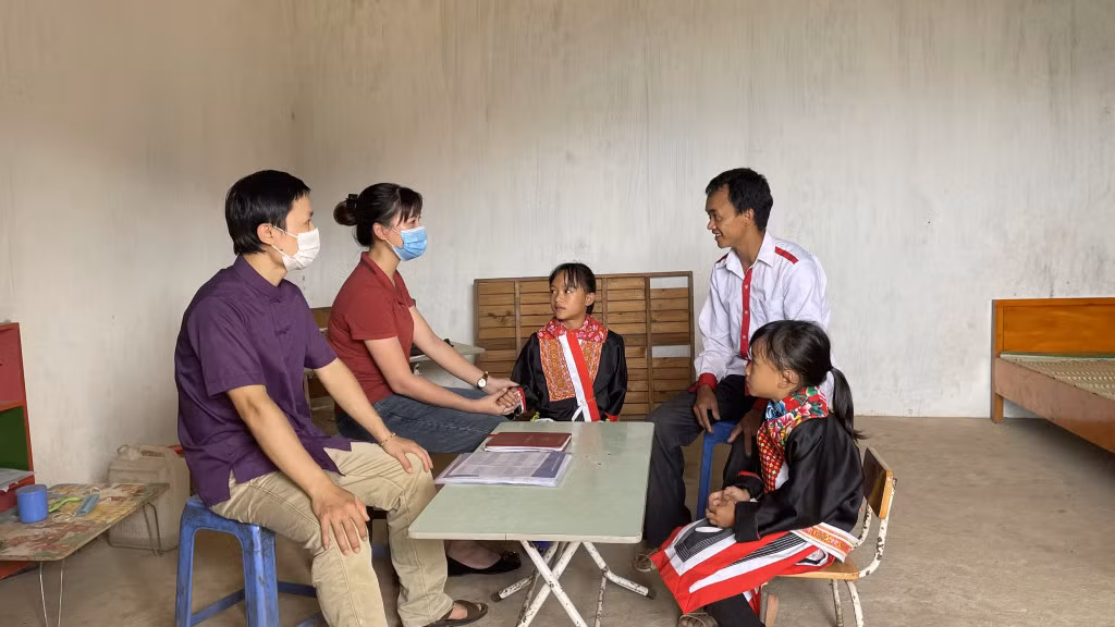 Cô giáo Nguyễn Thị Chinh (bên trái), Trường PTDTBT THCS Đồng Tâm, xã Đồng Tâm, huyện Bình Liêu, vận động học sinh ra lớp.