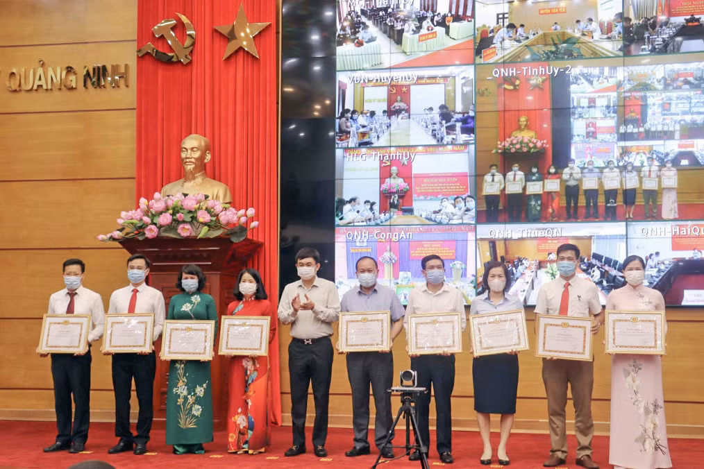 Đại diện các tập thể tiêu biểu nhận bằng khen của Ban Thường vụ Tỉnh ủy tại hội nghị sơ kết 5 năm thực hiện Chỉ thị 05, tháng 5/2021. Ảnh: Trúc Linh