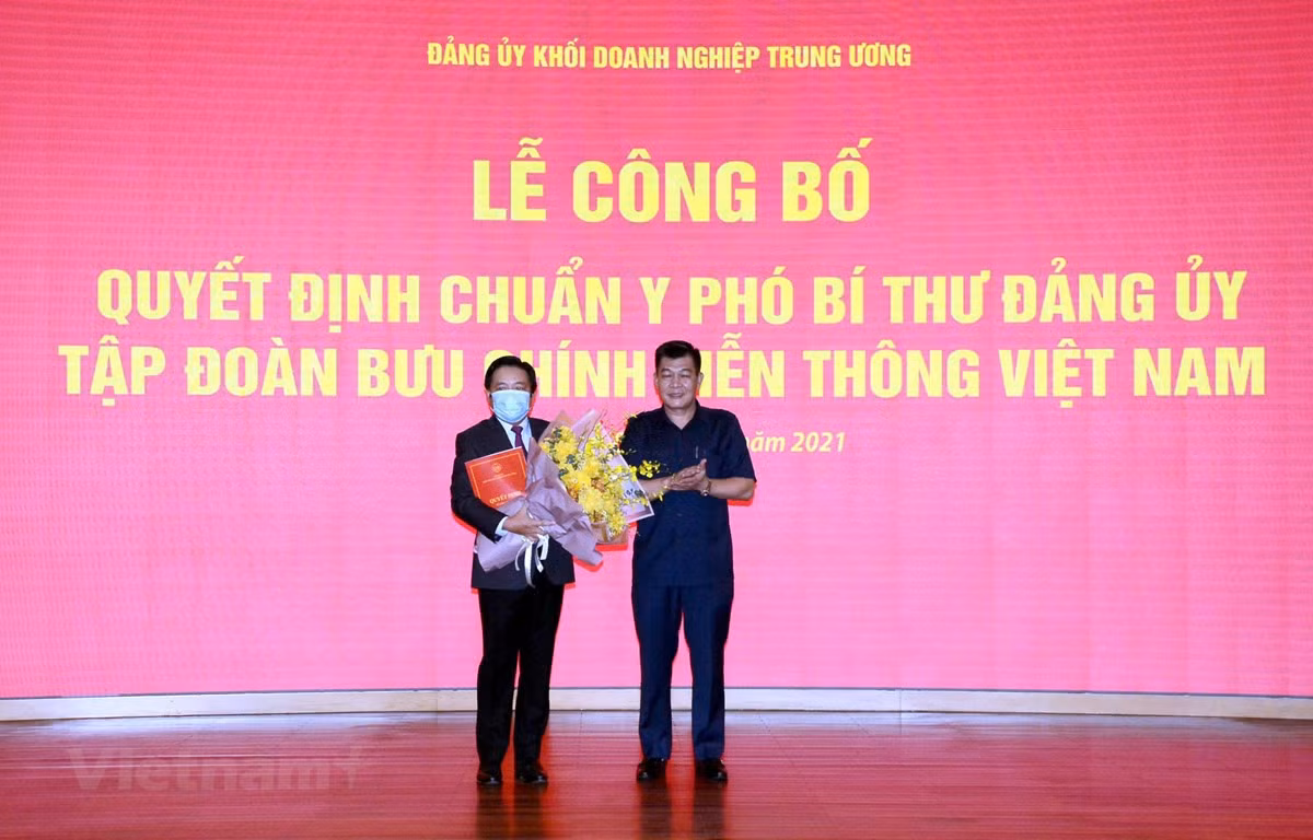 Ông Huỳnh Quang Liêm (trái) là Phó bí Thư Đảng ủy Tập đoàn VNPT nhiệm kỳ 2020-2025. (Ảnh: T.Q)