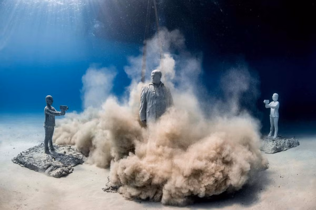 Những bức điêu khắc của Jason deCaires Taylor đặt ở đáy biển cũng là cách kiểm tra tác động của con người tới môi trường tự nhiên, với hệ sinh thái đang giảm sự đa dạng và hiện tượng biến đổi khí hậu.