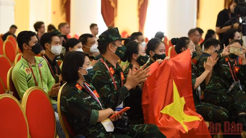 Cổ vũ phần thi của đội tuyển Đội quân văn hóa tại Moskva, Liên bang Nga.