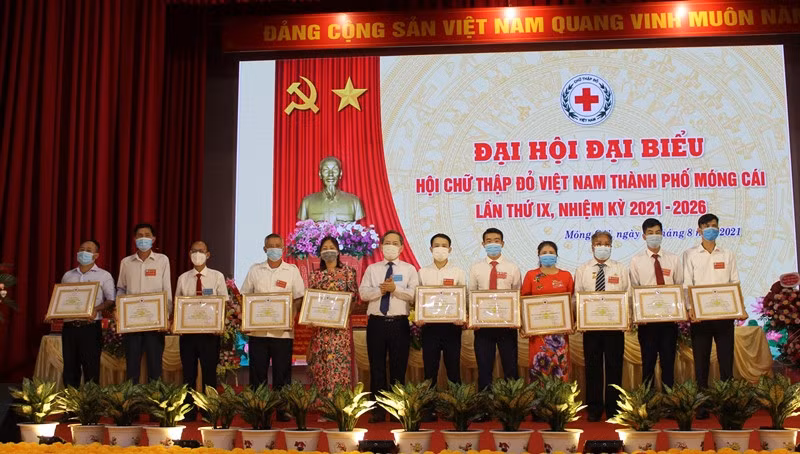 Khen thưởng các tập thể cá nhân xuất sắc 