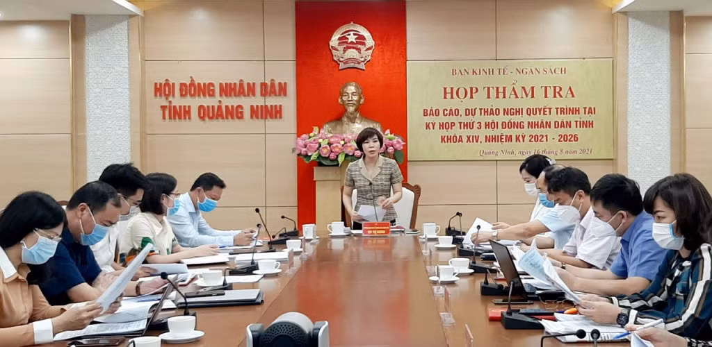 Quang cảnh buổi làm việc