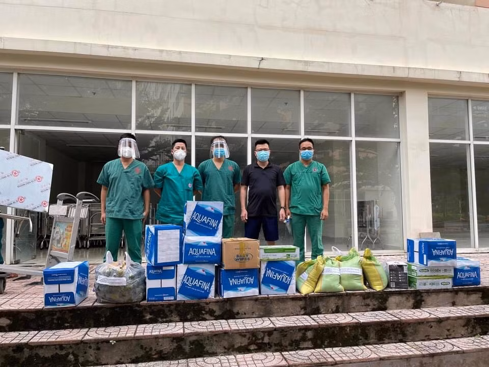 Các y, bác sĩ Quảng Ninh đón nhận những phần quà do bà con Hội đồng hương Quảng Ninh tại các tỉnh phía Nam tặng. Ảnh: Trần Văn Đức 