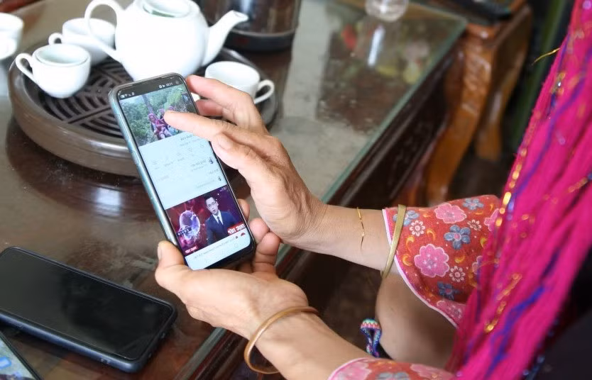 Từ một sơn nữ không nói sõi tiếng phổ thông, "mù" công nghệ, người phụ nữ Dao này đã lập 4 kênh YouTube, thu hút nhiều người theo dõi.