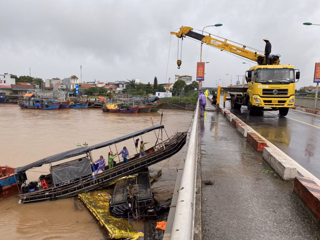 Lực lượng chức năng huyện Hải Hà đang cứu nạn cứu hộ 4 bè mảng bị lũ cuốn trôi.