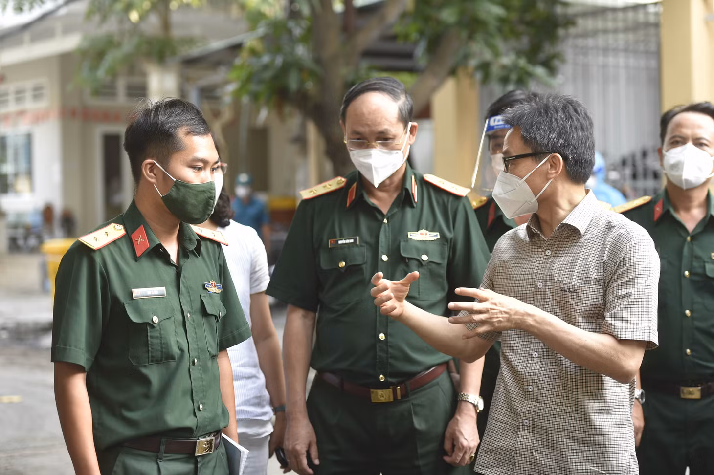 Phó Thủ tướng Vũ Đức Đam thăm, động viên cán bộ, chiến sĩ quân đội tham gia Tổ công tác đặc biệt tại Phường 13, Quận Bình Thạnh.