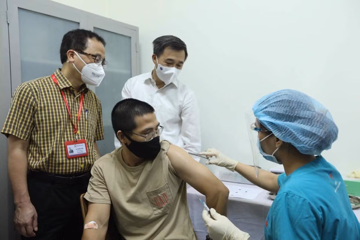 100 tình nguyện viên bắt đầu tiêm thử nghiệm vắc xin Covid-19 ARCT-154