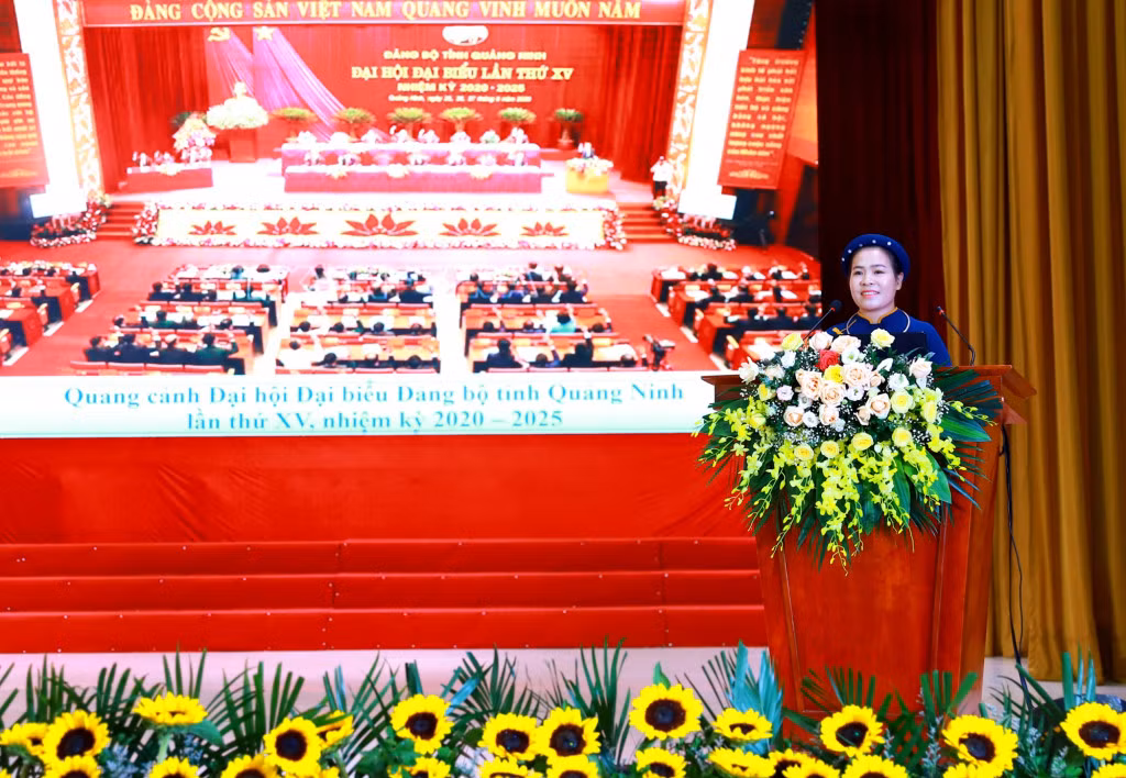 Thí sinh trả lời câu hỏi của Ban Giám khảo.