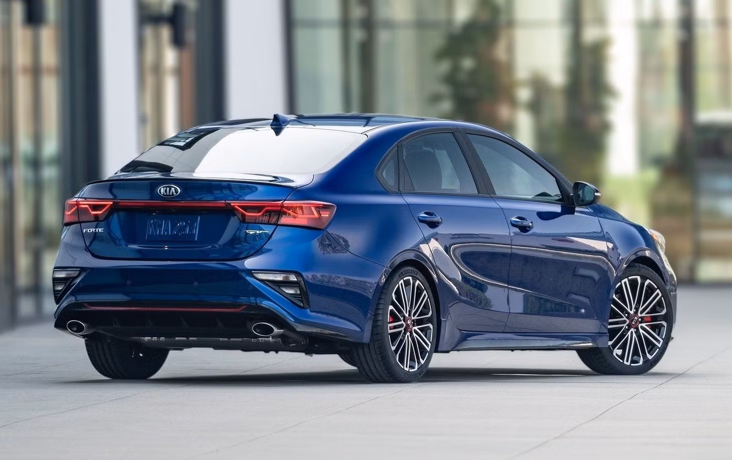 KIA Cerato có khối lượng bản thân nhẹ nhất phân khúc, chỉ 1,21 tấn. Xe sedan hạng C nào ở Việt Nam uống xăng khoẻ nhất?