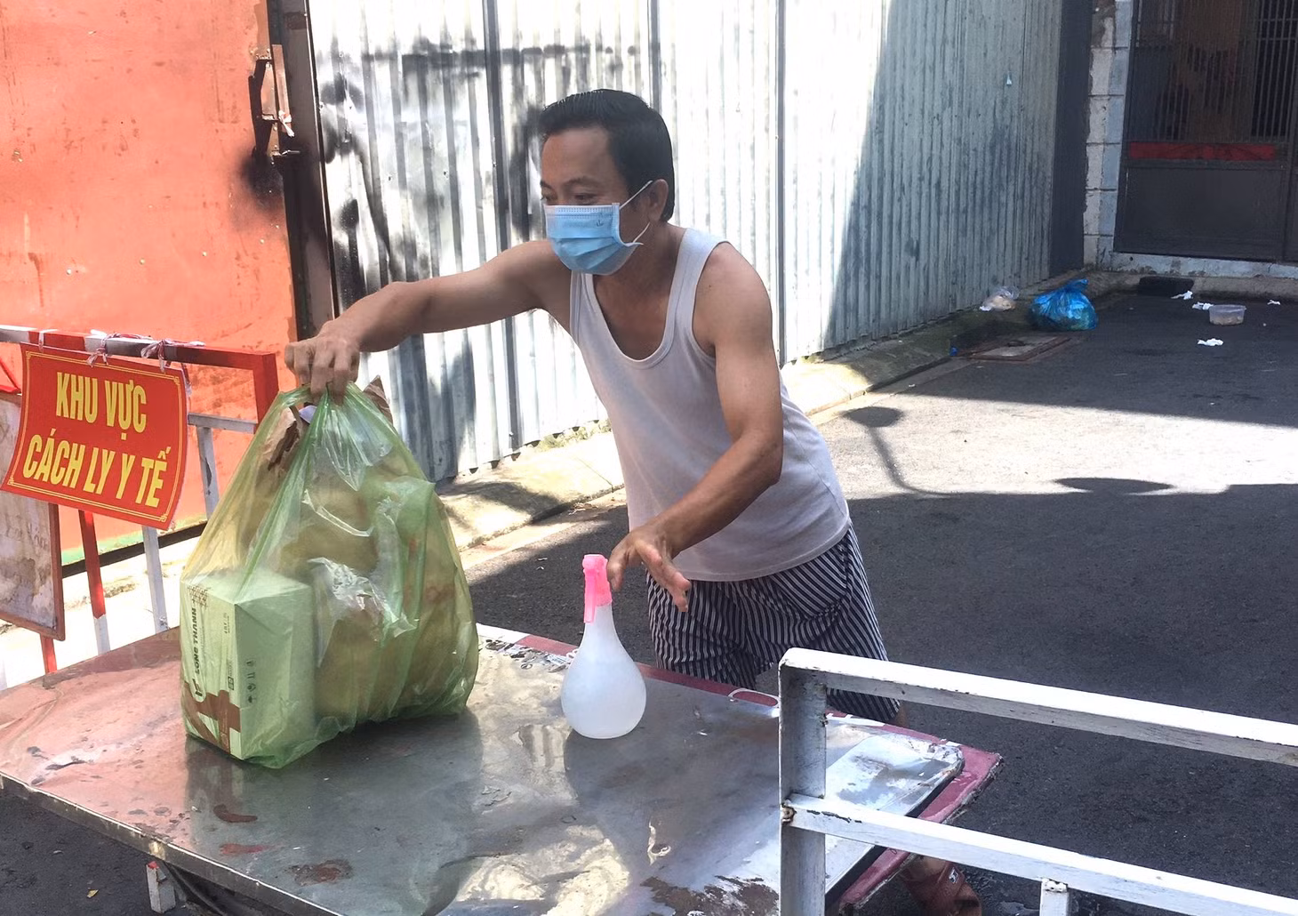 Luôn vệ sinh và khử khuẩn bề mặt các vật phẩm, hàng hoá...trước khi mang vào nhà (hình minh hoạ)