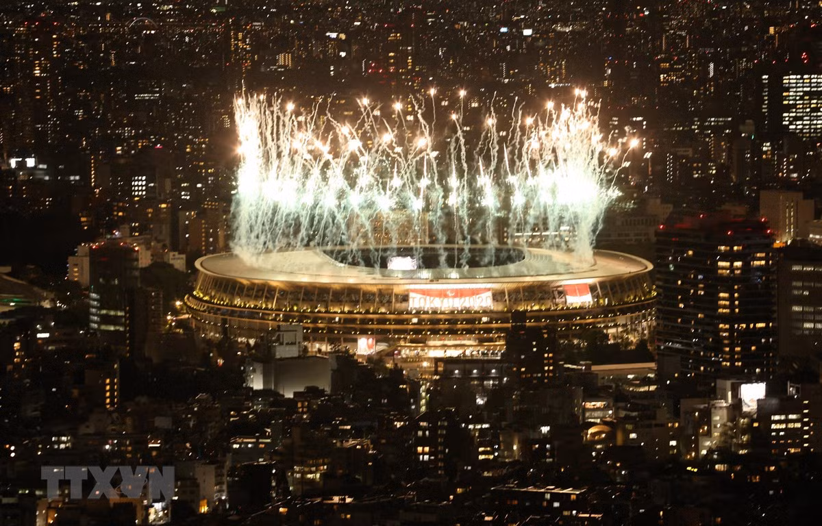 Màn trình diễn pháo hoa tại Lễ khai mạc Paralympic Tokyo 2020, tại Tokyo, Nhật Bản, ngày 24/8/2021. (Ảnh: AFP/ TTXVN)