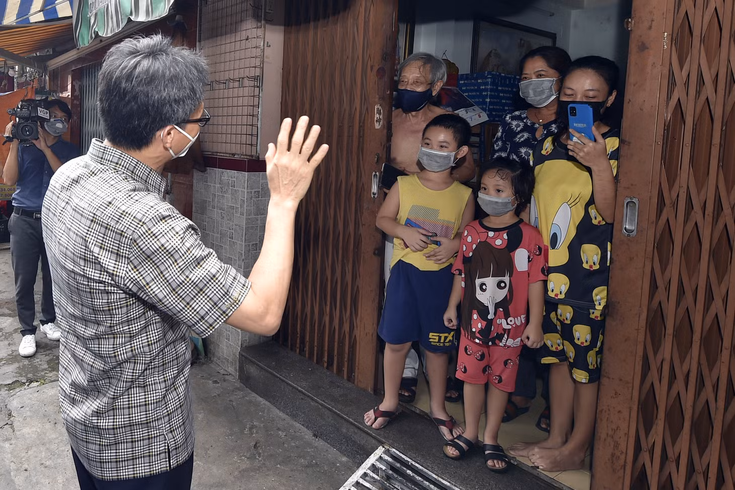 Phó Thủ tướng Vũ Đức Đam thăm hỏi, động viên một gia đình ở đường Hậu Giang, Phường 6, Quận 6. Ảnh: VGP/Đình Nam Phó Thủ tướng Vũ Đức Đam thăm hỏi, động viên một gia đình ở đường Hậu Giang, Phường 6, Quận 6. Ảnh: VGP/Đình Nam
