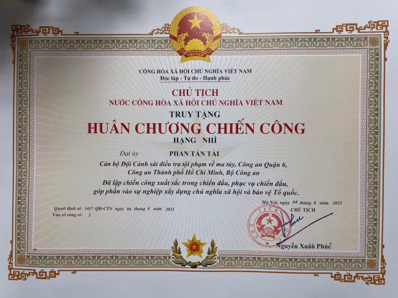 Chủ tịch nước Nguyễn Xuân Phúc truy tặng Huân chương Chiến công hạng Nhì cho Đại uý Phan Tấn Tài. Ảnh: CAND