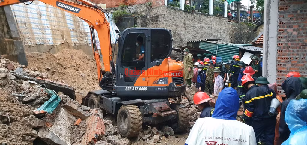 Các lực lượng chức năng tiến hành tìm kiếm nạn nhân bị vùi lấp.
