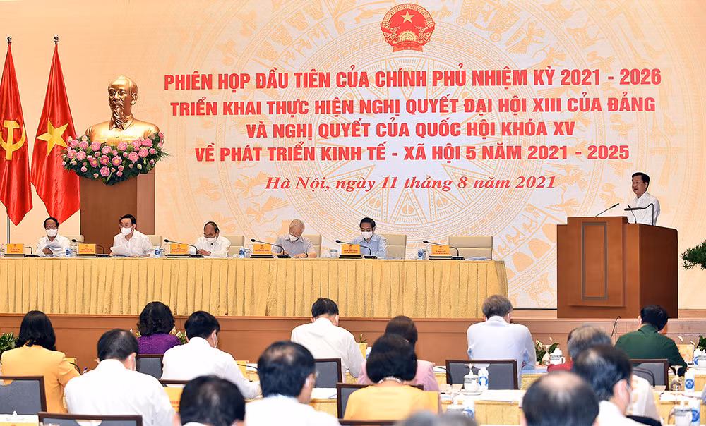 Phó Thủ tướng Chính phủ Lê Minh Khái trình bày Báo cáo về các nhiệm vụ, giải pháp trọng tâm của Chính phủ nhiệm kỳ 2021-2026 triển khai thực hiện Nghị quyết Đại hội XIII của Đảng và Nghị quyết Quốc hội về kế hoạch phát triển kinh tế - xã hội 5 năm 2021-2025. Ảnh: VGP/Nhật Bắc