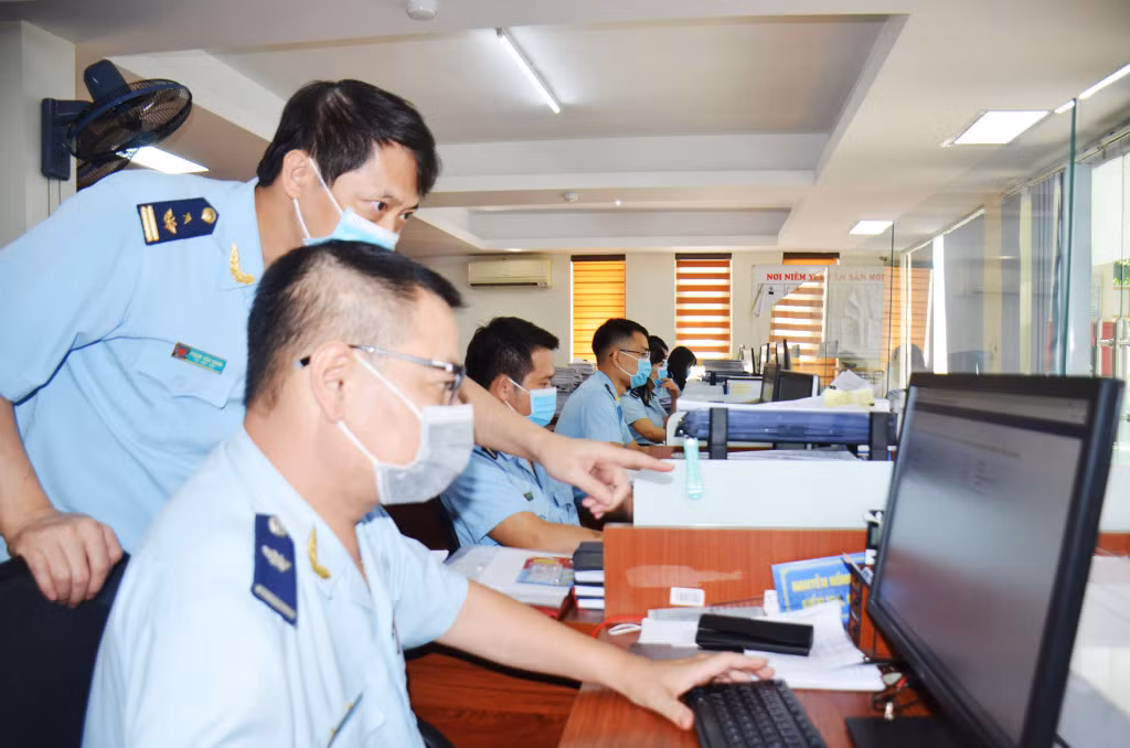 Cán bộ công chức Chi cục HQCK cảng Cẩm Phả trao đổi nghiệp vụ.