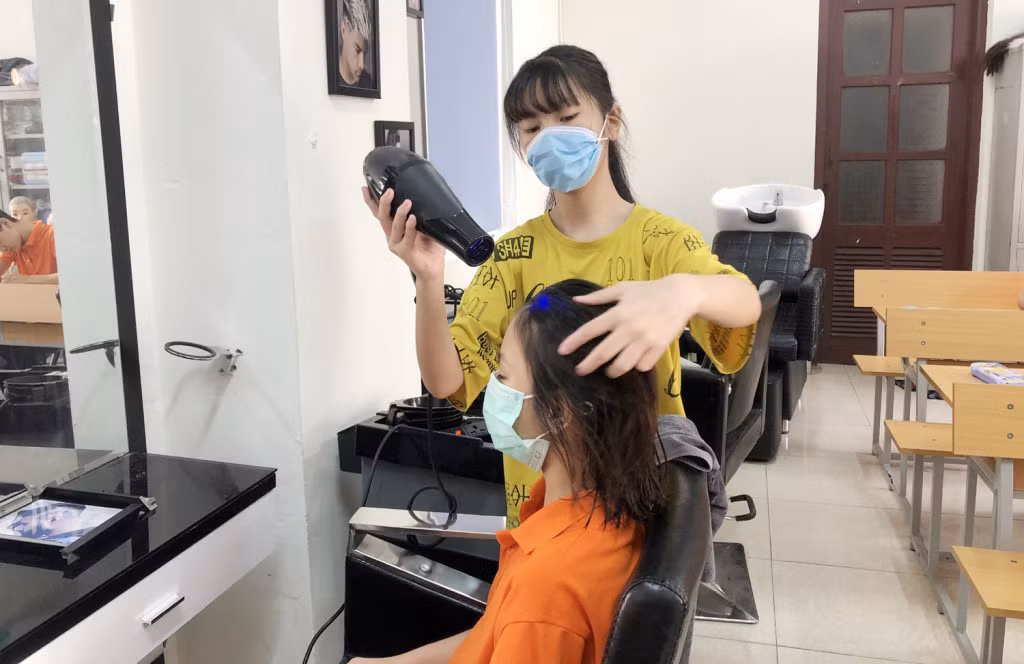 Trẻ khuyết tật tại Cơ sở Bảo trợ và chăm sóc trẻ em có hoàn cảnh đặc biệt tỉnh học làm tóc.