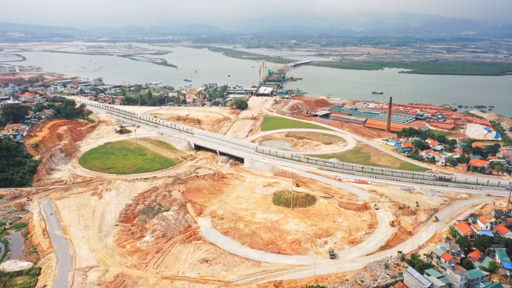 Nút giao đường nối KCN Cái Lân đến cao tốc Hạ Long - Vân Đồn với cầu Cửa Lục 1. Ảnh: Đỗ Phương