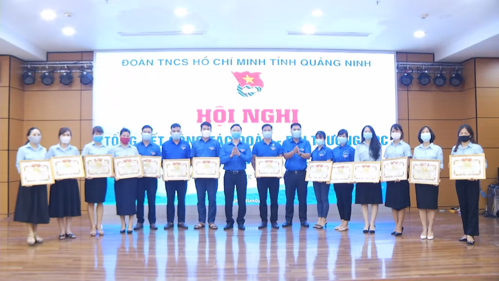 Tỉnh đoàn trao bằng khen cho các liên đội tại khu vực TP Hạ Long có thành tích hoạt động xuất sắc trong năm học 2020-2021.