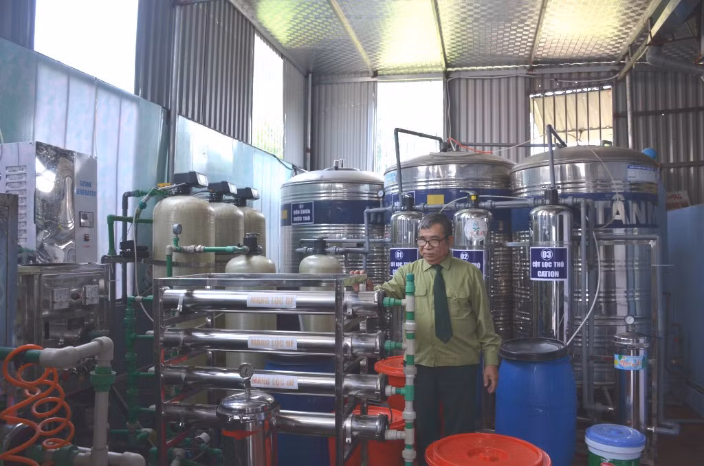 CCB Nguyễn Văn Dẫn kiểm tra hệ thống xử lý nước đóng chai Ngọc Á tại Công ty TNHH Thương binh 2/9.