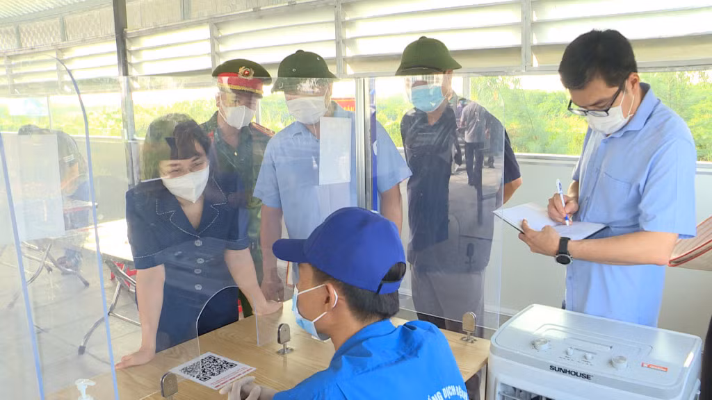 Đồng chí Trịnh Thị Minh Thanh, Phó Chủ tịch Thường trực HĐND tỉnh kiểm tra quy trình kiểm soát tại Chốt kiểm soát phòng, chống dịch Covid-19 Cầu Bạch Đằng, TX Quảng Yên.