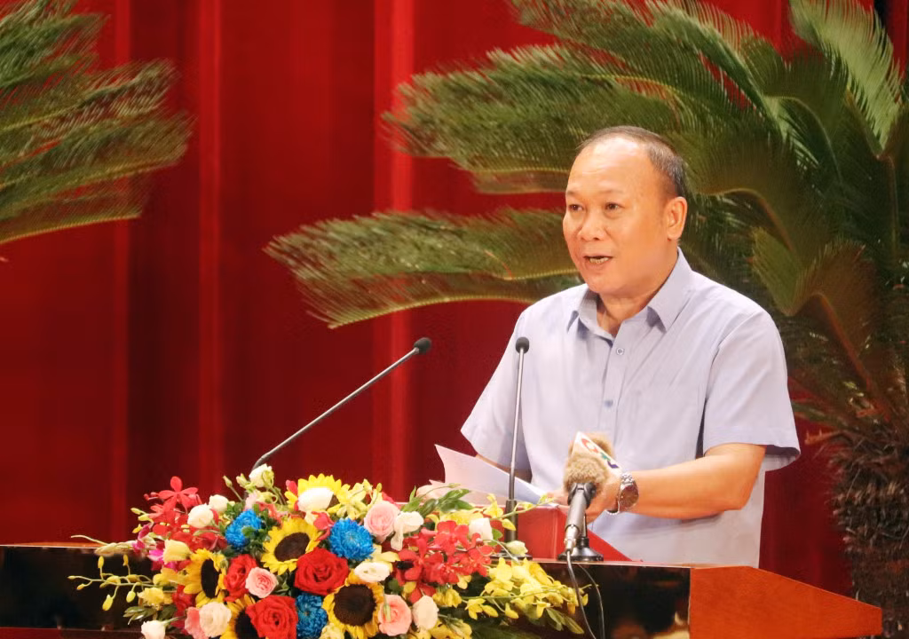 Ông Nguyễn Hoài Sơn, Giám đốc Sở LĐ,TB&amp;XH, báo cáo trước HĐND tỉnh tờ trình về chính sách khuyến khích đào tạo, thu hút nhân lực tại các trường ĐH, CĐ.