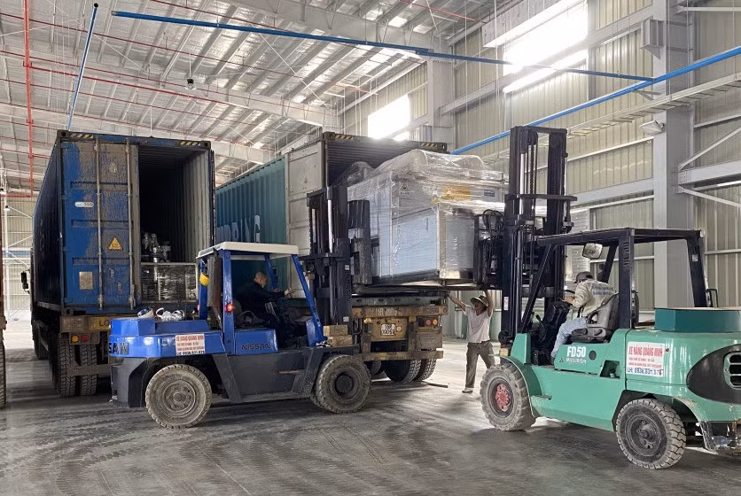 Bốc xếp hàng tại KCN Đông Mai, TX Quảng Yên.