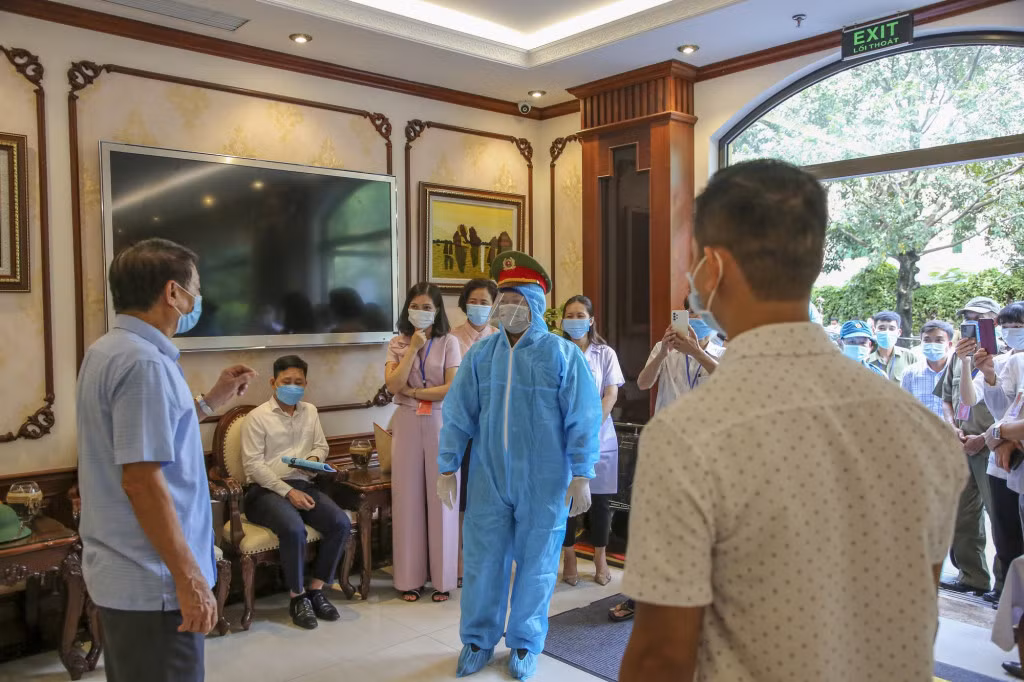 Cán bộ ban chỉ đạo xử lý tình huống mất an ninh trật tự trong khu cách ly.