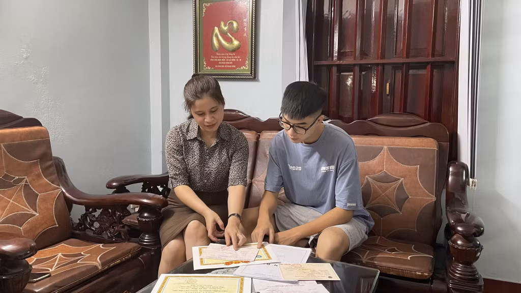 Chị Lê Thị Anh Xuân, mẹ của Huy, luôn quan tâm, đồng hành cùng con trong quá trình học tập.