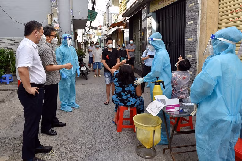 Phó Thủ tướng Vũ Đức Đam đề nghị đội lấy mẫu Trường ĐH Y Thái Bình hướng dẫn người dân ở Hẻm 83, đường Bông Sao (Quận 8) tự lấy mẫu xét nghiệm nhanh, chiều 24/7. Ảnh: VGP/Đình Nam