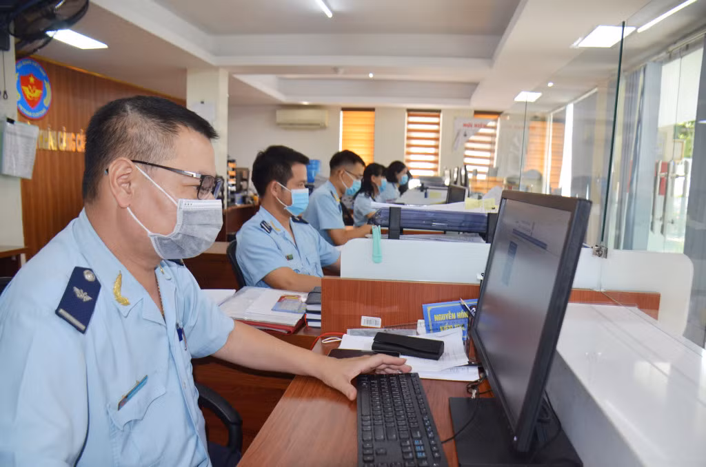 Cán bộ Chi cục HQCK cảng Cẩm Phả giải quyết hồ sơ qua mạng Internet.