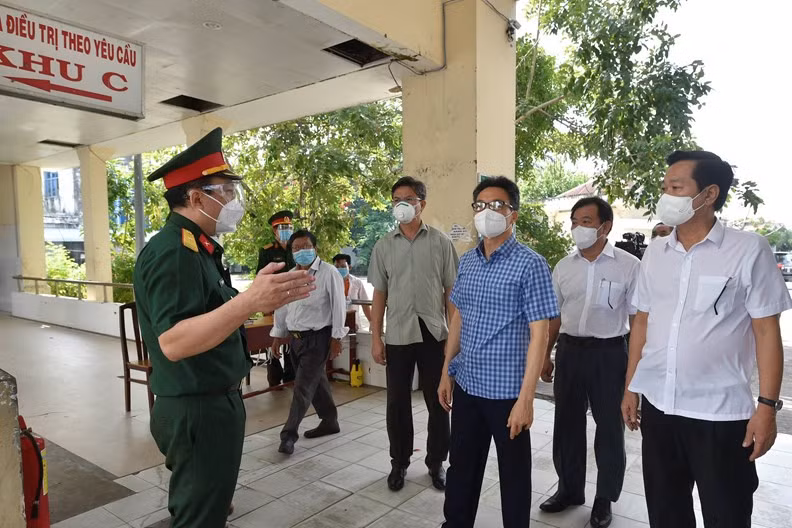 Phó Thủ tướng Vũ Đức Đam kiểm tra khu cách ly tập trung tại Bệnh viện Đa khoa tỉnh Kiên Giang (cơ sở cũ), tại thành phố Rạch Giá, ngày 8/8. Ảnh: VGP/Đình Nam