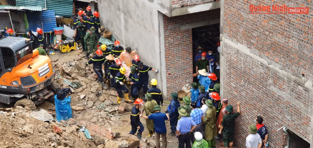 Nạn nhân cuối cùng được lực lượng cứu hộ đưa ra khỏi hiện trường.