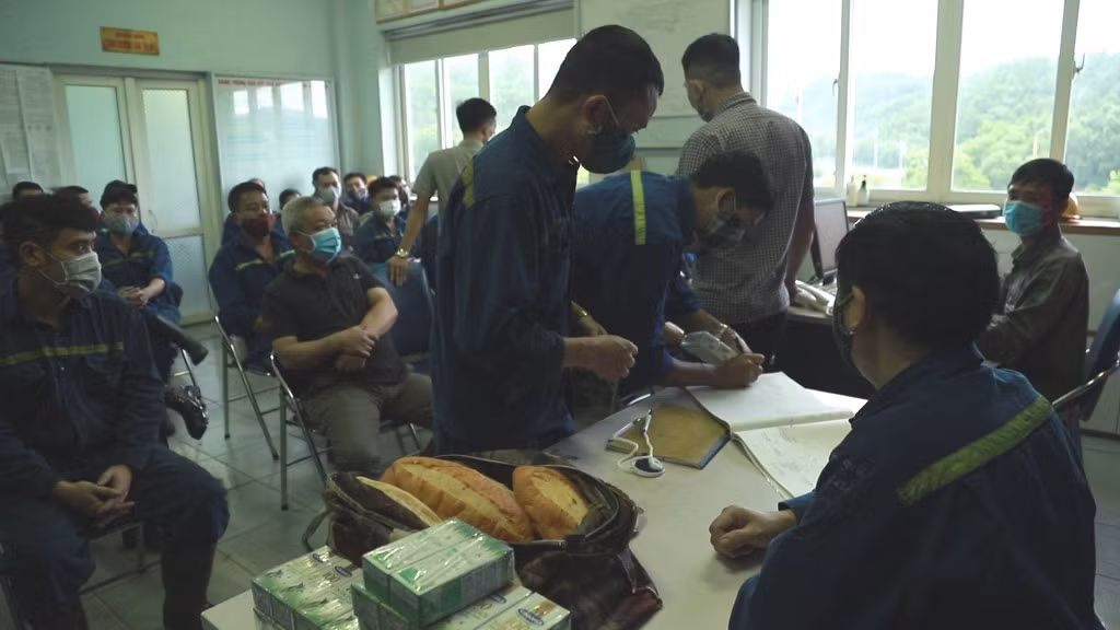 Giờ giao ca cũng là lúc thợ mỏ Hà Lầm nhận bồi dưỡng bằng bánh mì mỏ.
