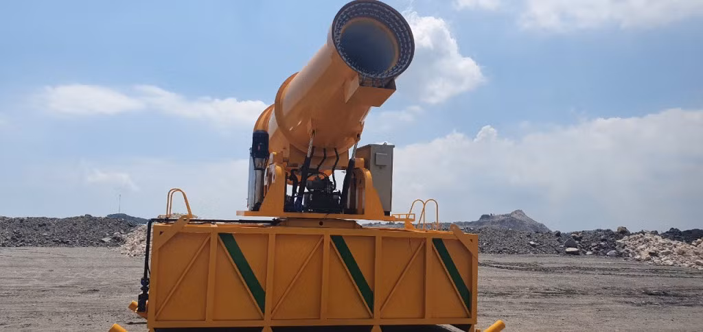 Hệ thống phun sương dập bụi cao áp di động lắp đặt tại bãi thải mức +140 mét và mức +170 mét (Công ty CP Than Hà Tu).
