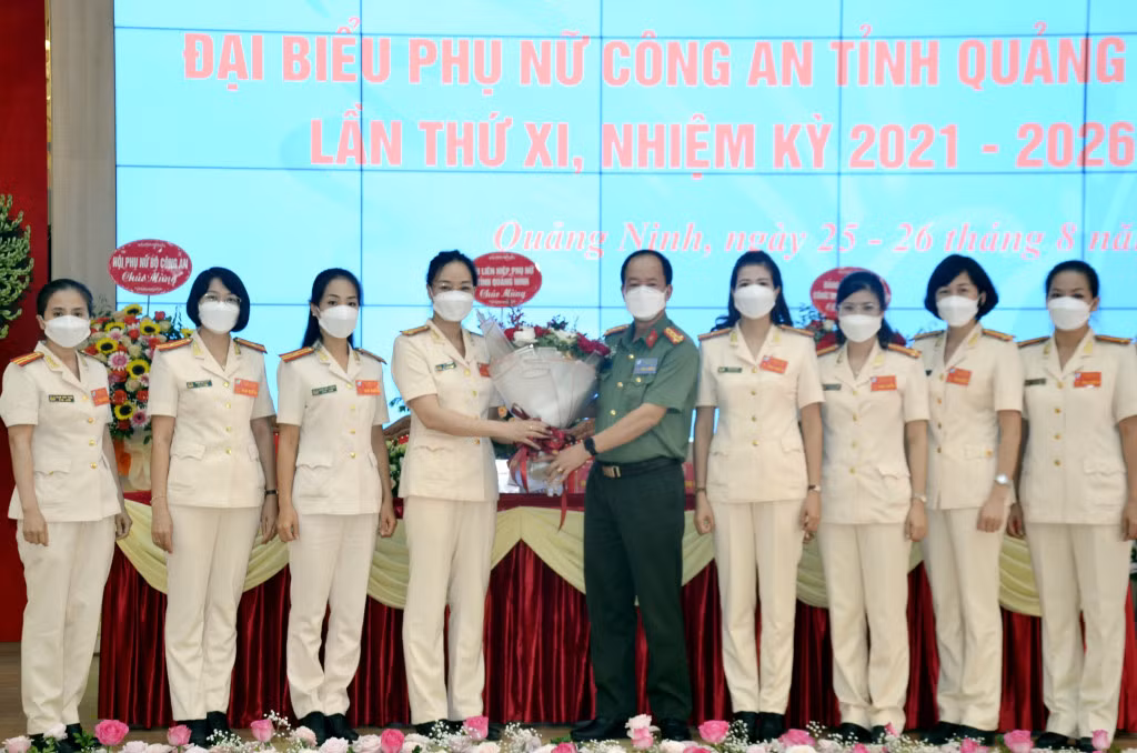 Đại tá Vũ Thanh Tùng, Phó Giám đốc Công an tỉnh, tặng hoa, chúc mừng Ban chấp hành Hội Phụ nữ Công an tỉnh khóa mới.