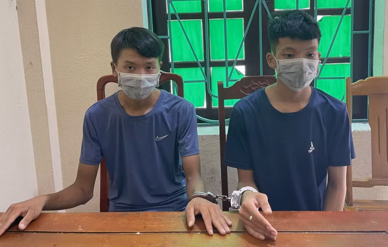 Hai đối tướng Lê Văn Chiến (trái) và Lê Văn Quyết tại cơ quan Công an.